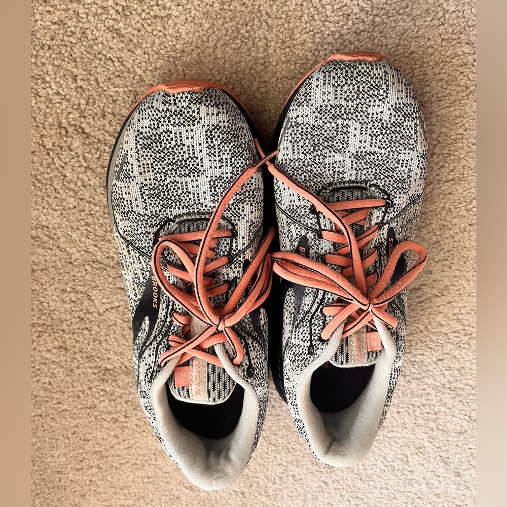 Woman’s Brooks Adrenaline 21 shoes. EUC